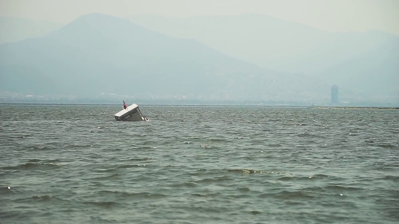 风海半沉的船视频下载