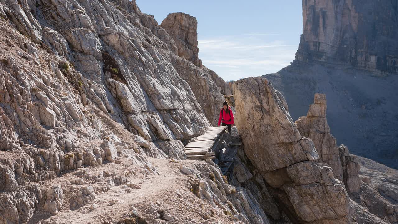 女人探索自然，在风景如画的山区徒步旅行视频素材