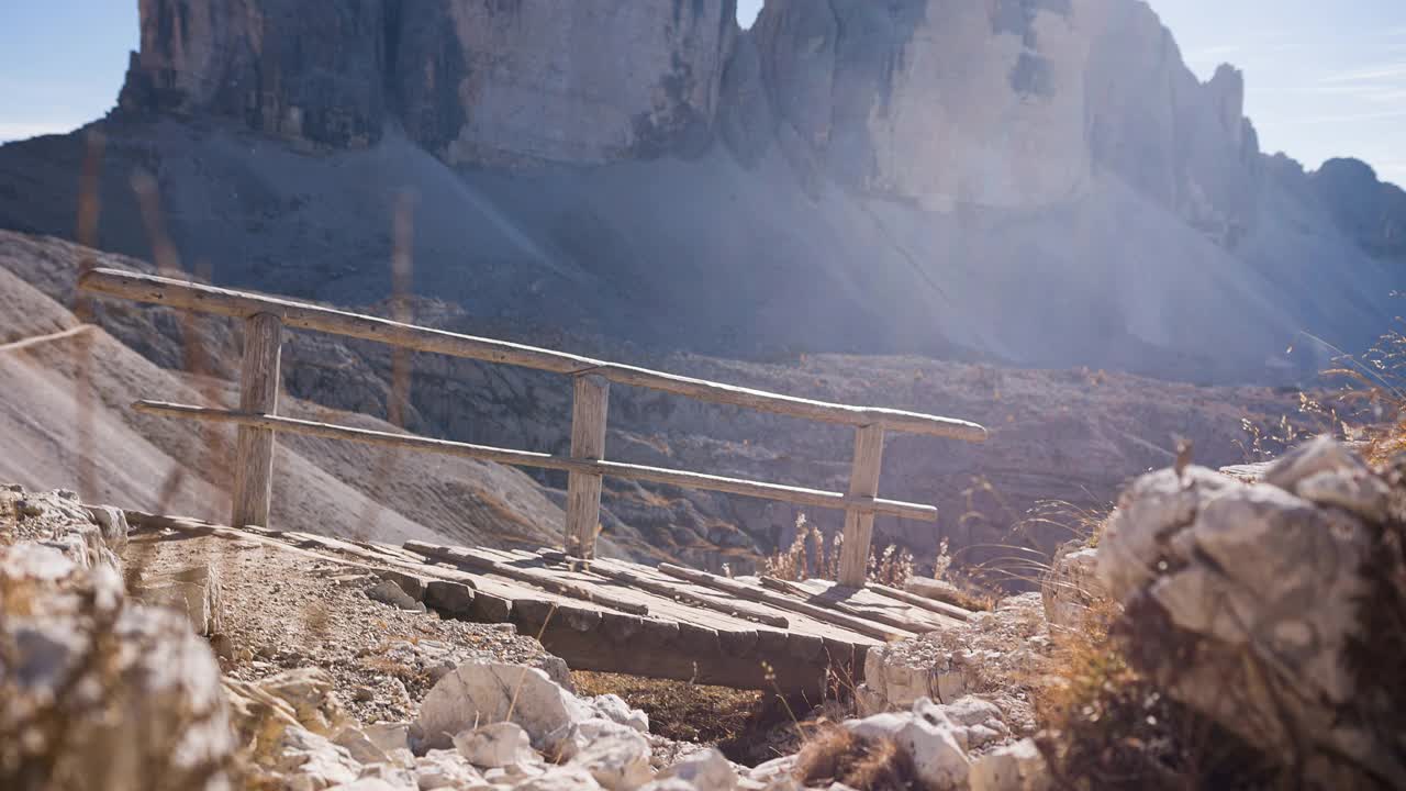 注重身体的女人在风景如画的群山环绕的山路上跋涉视频素材