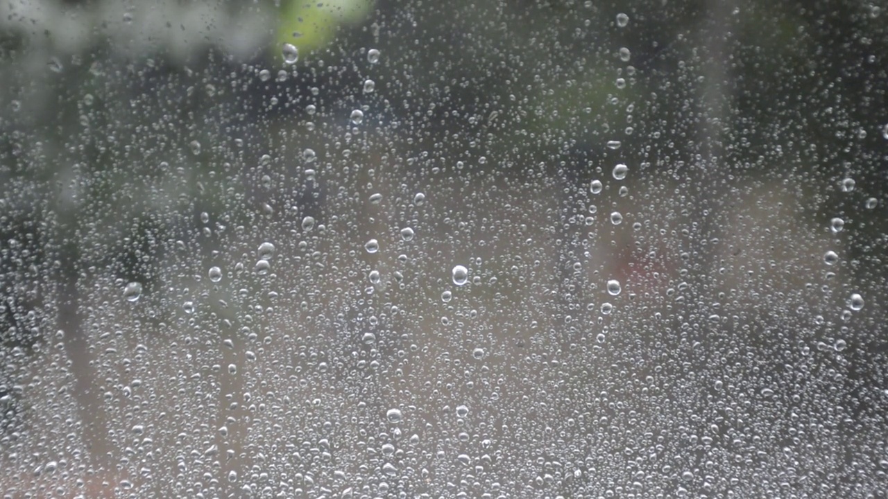 大雨从玻璃上滴落下来视频素材