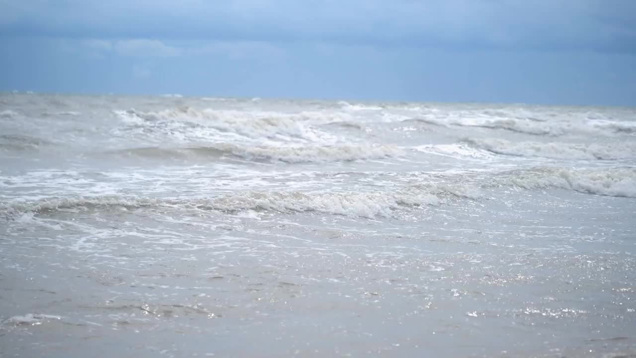 海浪和人们玩海的活动视频下载