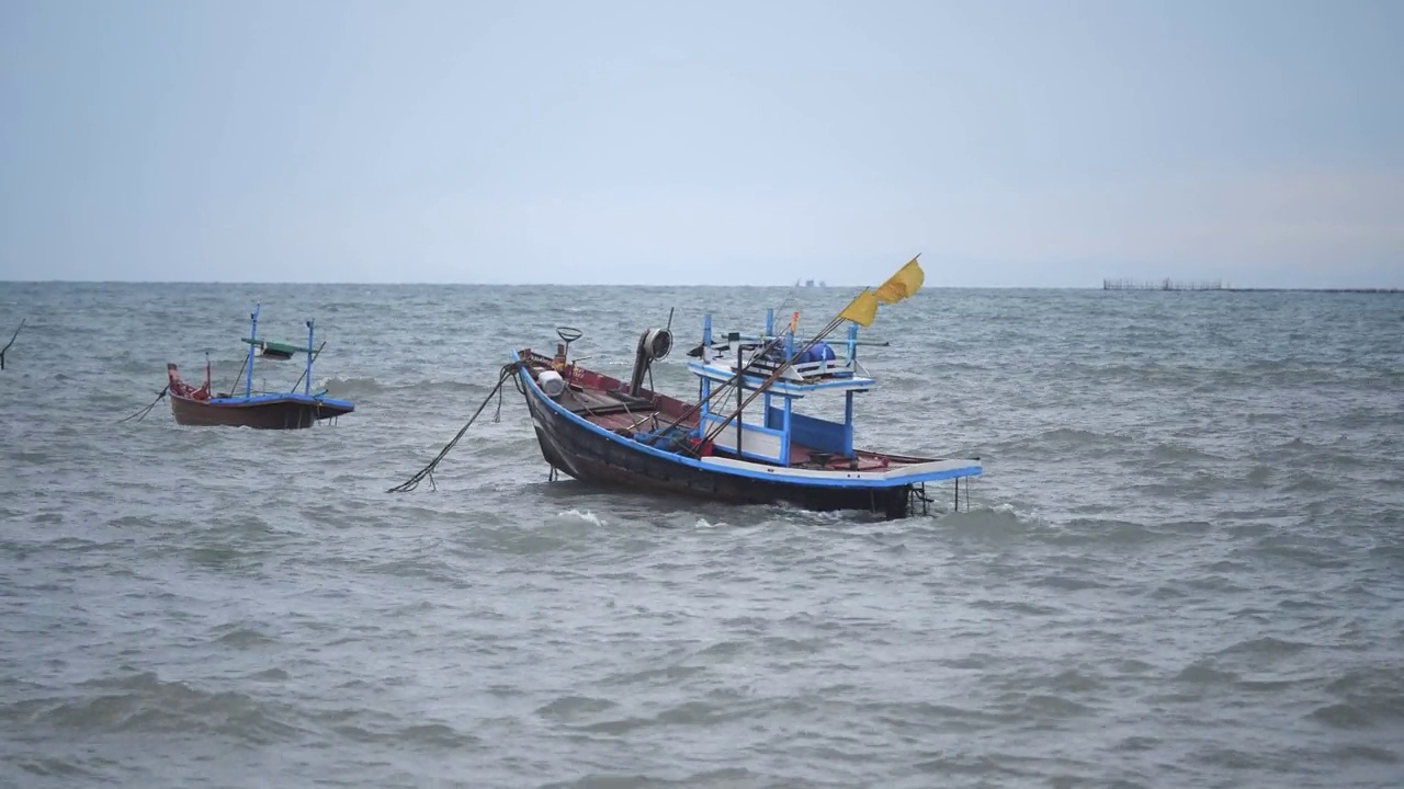 海上漂浮的渔船视频下载