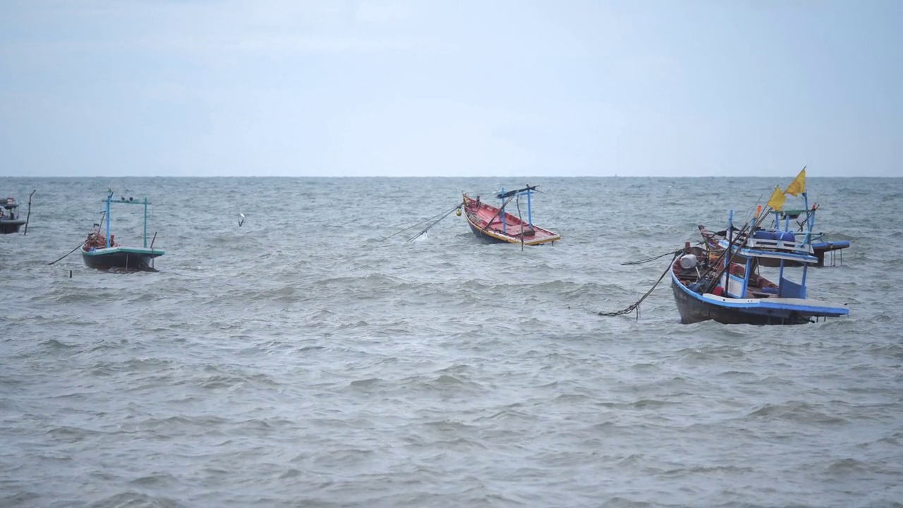 海上漂浮的渔船视频素材