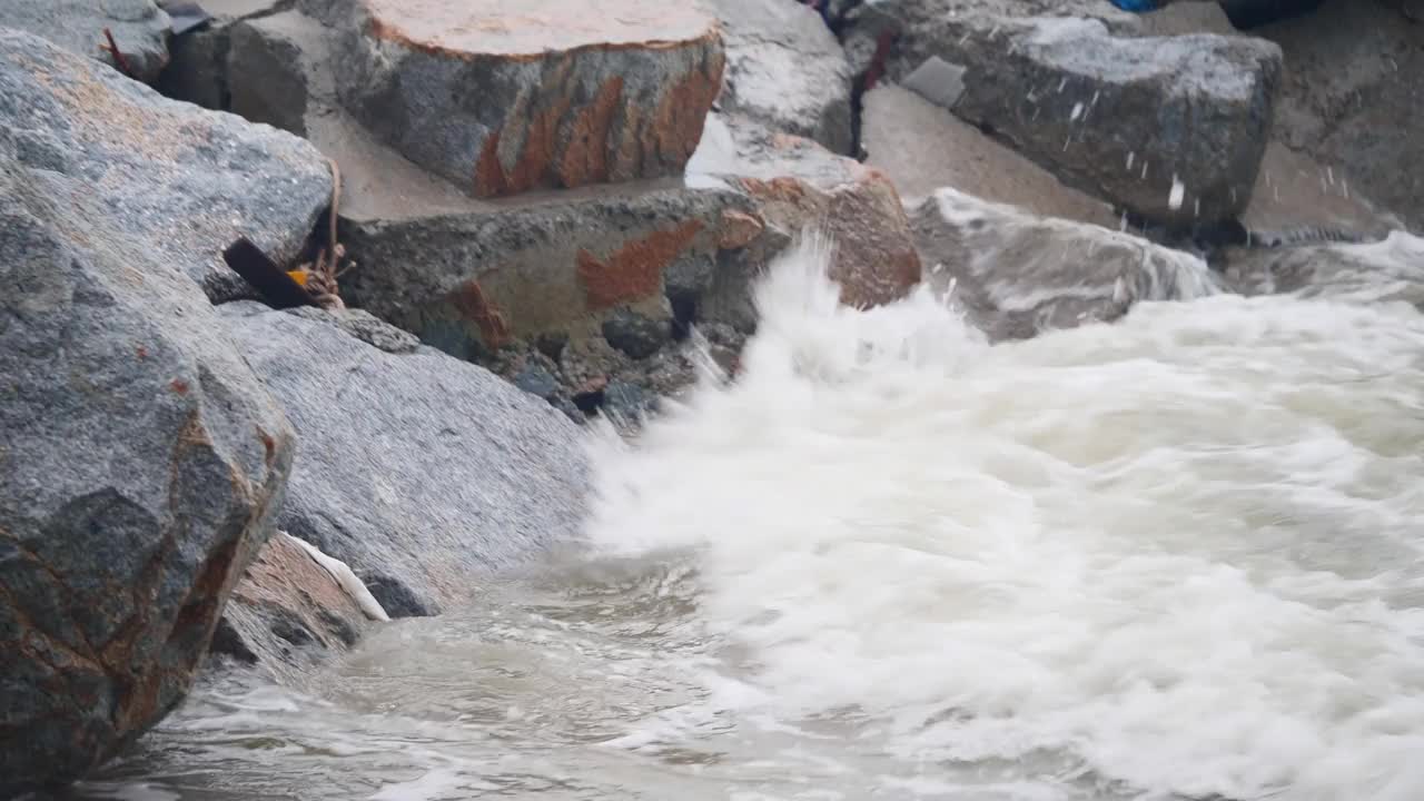 海浪冲击着岩石视频下载