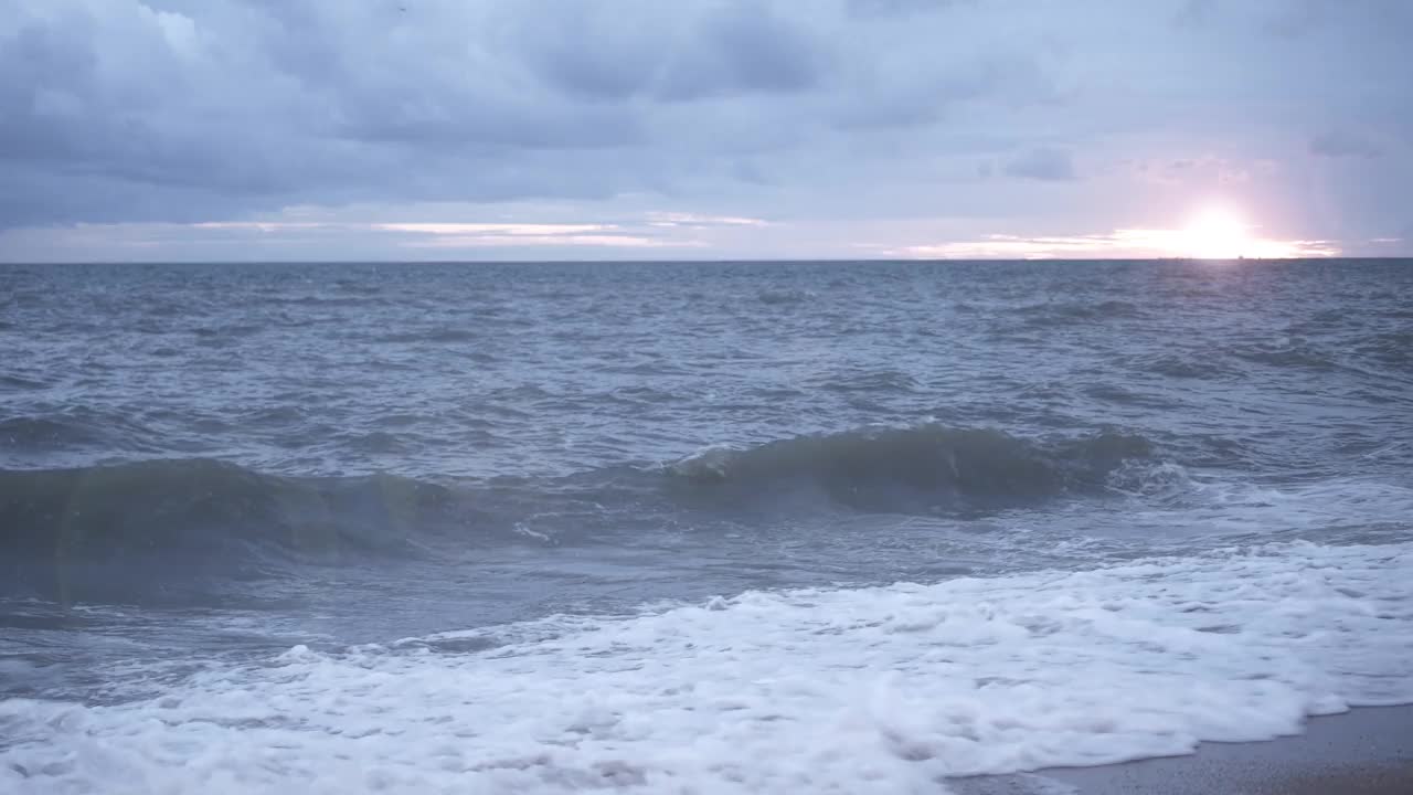 夕阳和海浪视频下载