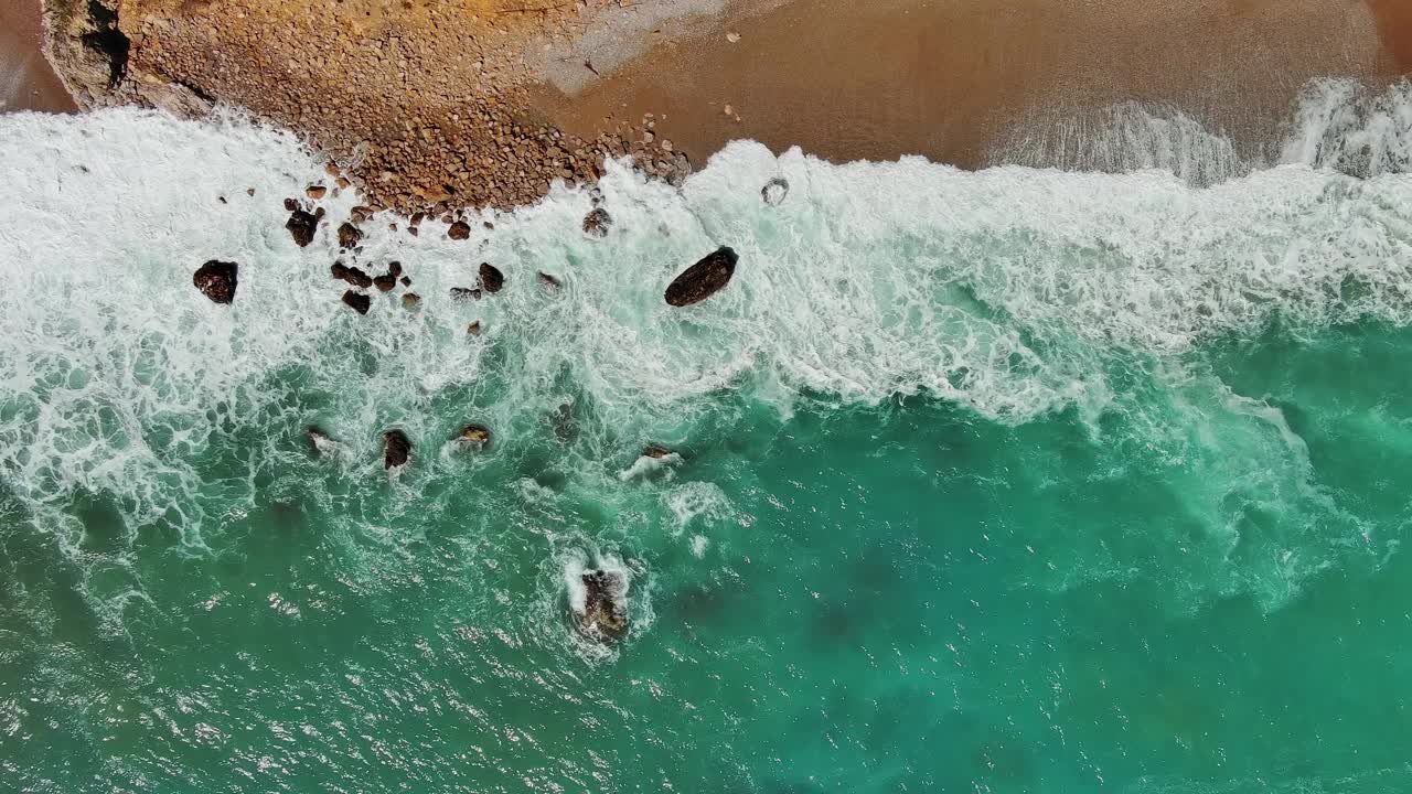 海滩和海浪高高在上视频素材