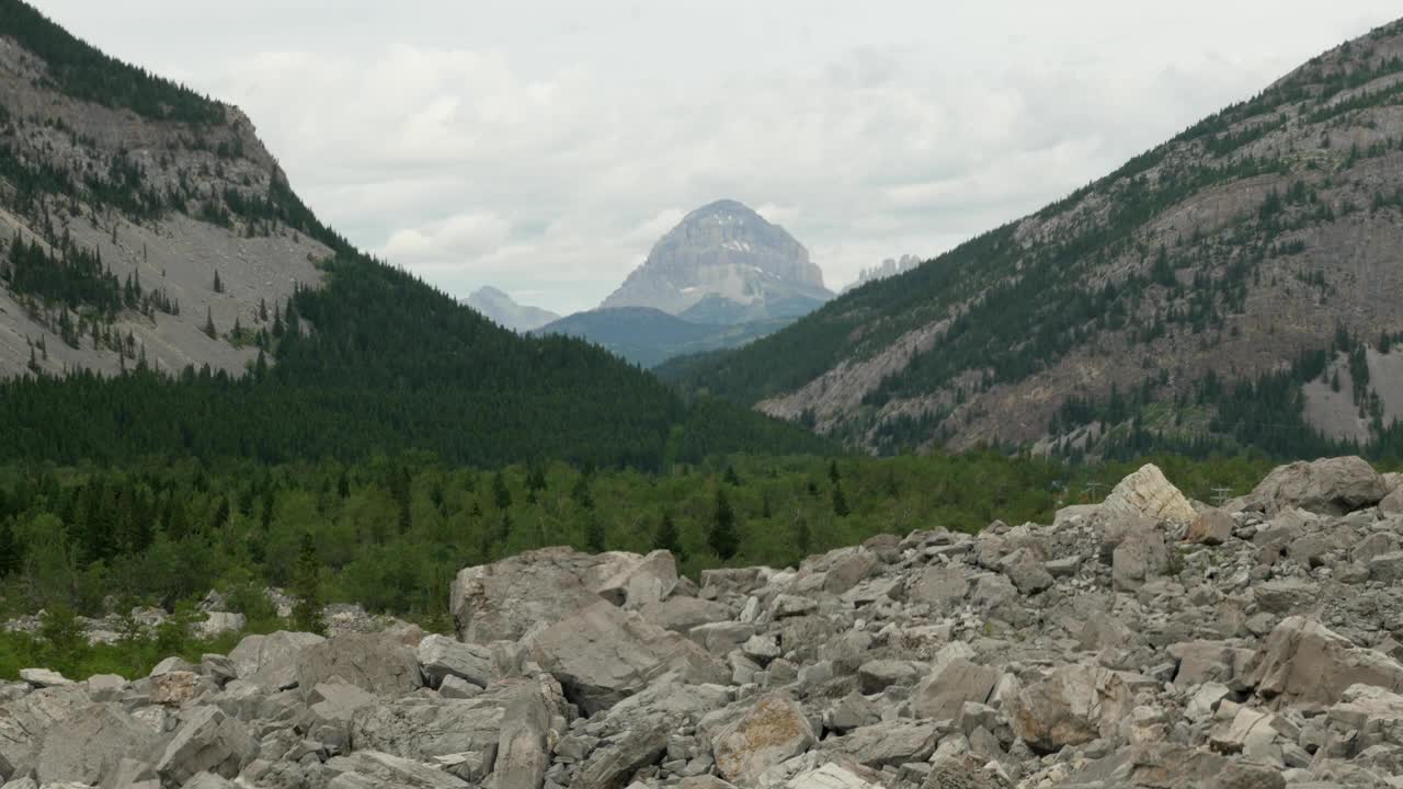 Crowsnest山坐落在阿尔伯塔省弗兰克滑梯的远处视频下载