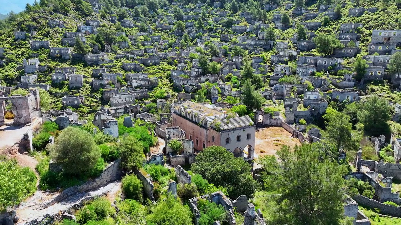 在Kayaköy，费特希耶，Muğla，土耳其，废弃的石头建筑的无人机镜头视频下载