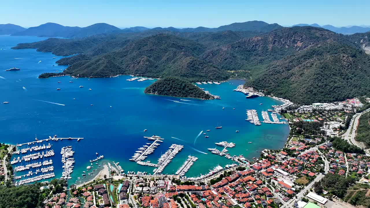 风景Göcek:无人机拍摄的度假村和码头，费特希耶，Muğla，土耳其视频下载