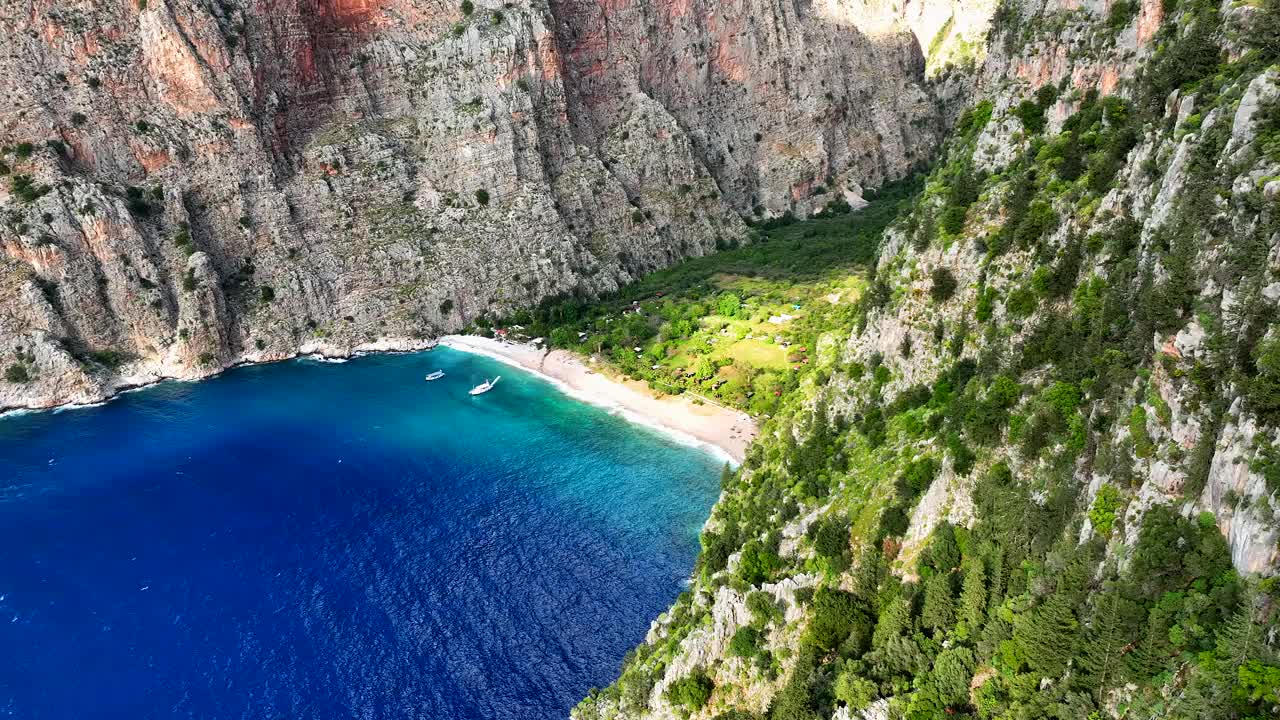 蝴蝶谷海岸线鸟瞰图，Ölüdeniz，费特希耶，Muğla，土耳其视频下载