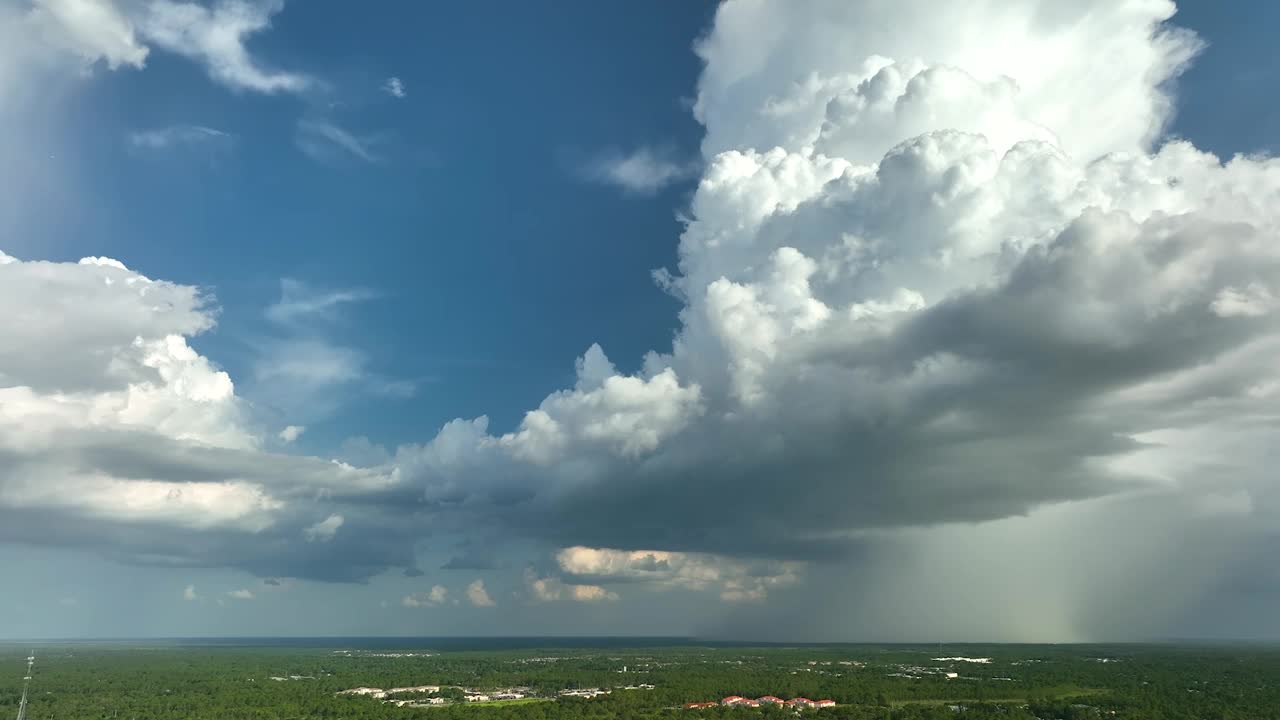 在乡村地区的大雷暴之前，乌云在暴风雨的天空中形成视频素材