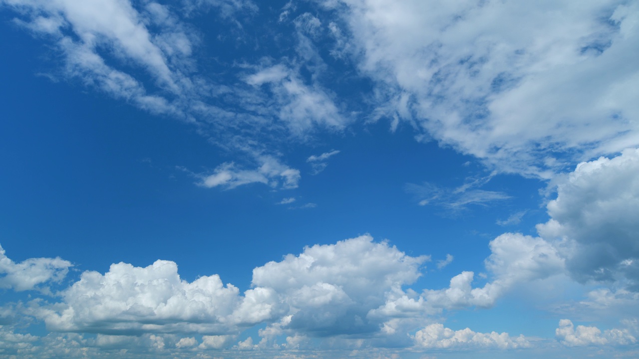 蓬松的白云。形成的云移动蓝色晴朗的夏日天空。时间流逝。视频素材