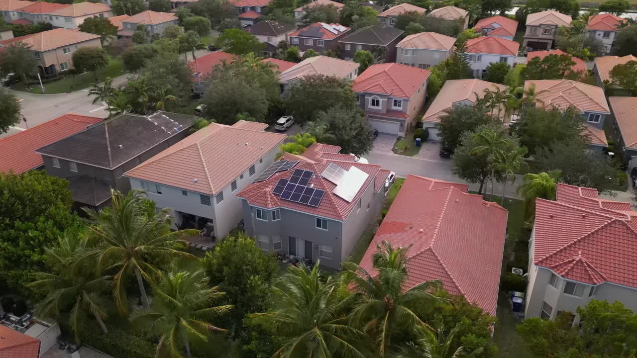 社区。有太阳能电池板的房子。豪华住宅视频素材