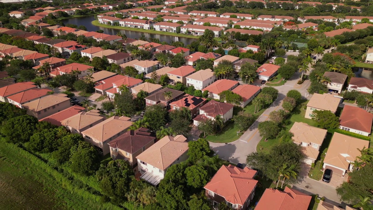 社区。有太阳能电池板的房子。豪华住宅视频素材