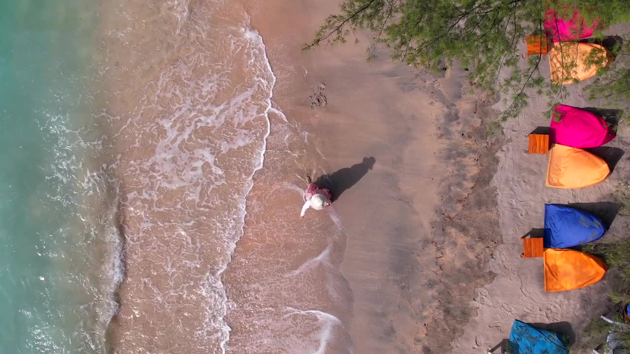 波浪中的粉色海滩视频素材