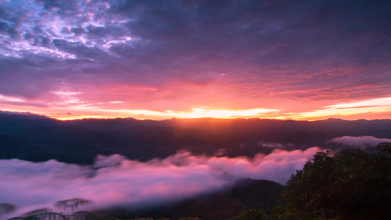 晨曦初露，山间云海滚滚，美丽的天空为背景，延时拍摄视频素材