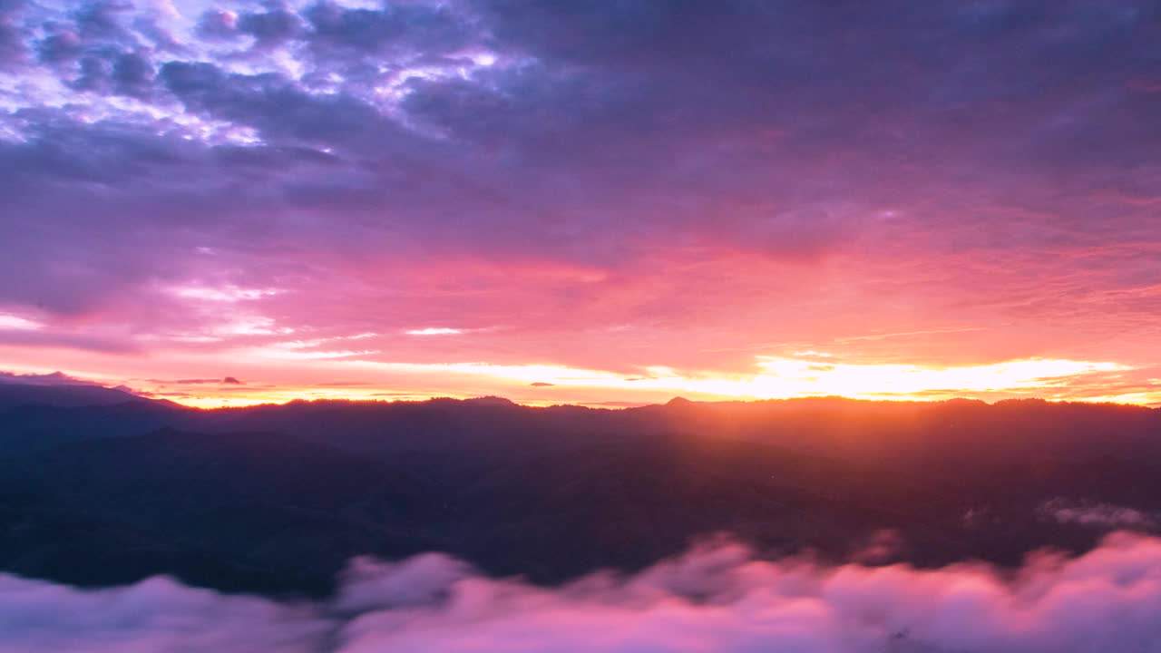 晨曦初露，山间云海滚滚，美丽的天空为背景，延时拍摄视频素材