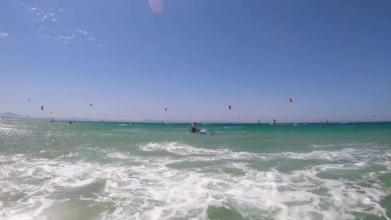 在风和日丽的夏日，在大西洋的海浪上玩风筝冲浪视频素材