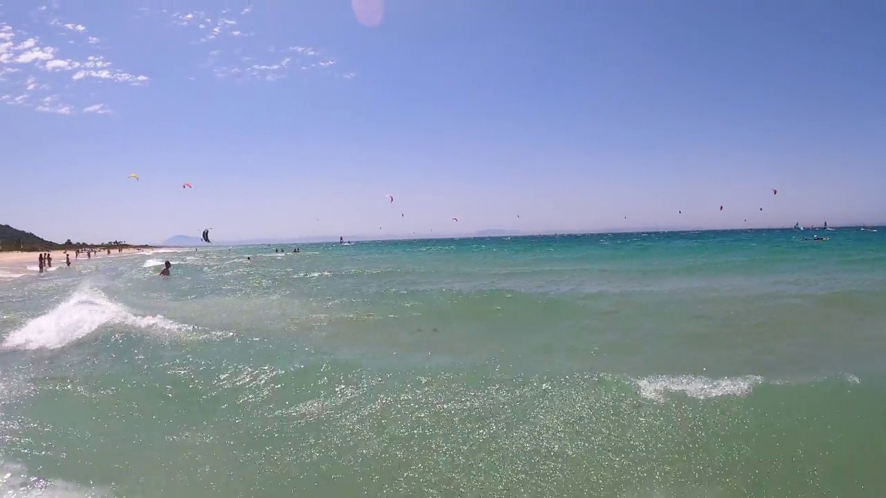 在风和日丽的夏日，在大西洋的海浪上玩风筝冲浪视频素材