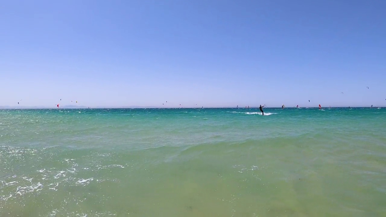 在风和日丽的夏日，在大西洋的海浪上玩风筝冲浪视频素材