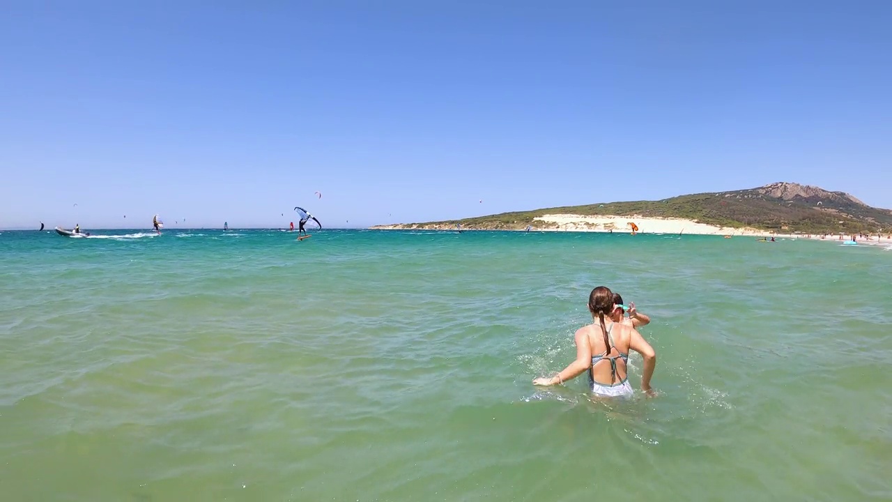 在风和日丽的夏日，在大西洋的海浪上玩风筝冲浪视频素材