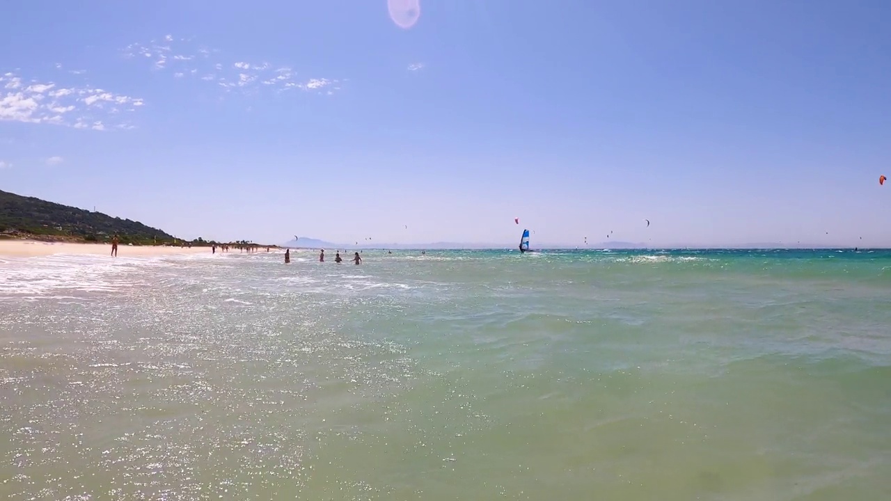 在风和日丽的夏日，在大西洋的海浪上玩风筝冲浪视频素材