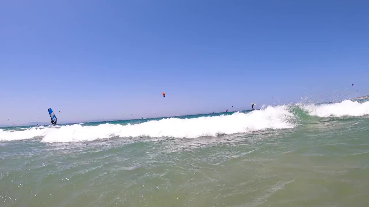 在风和日丽的夏日，在大西洋的海浪上玩风筝冲浪视频素材