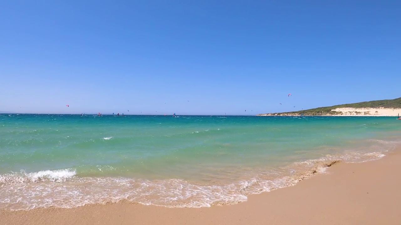 在风和日丽的夏日，在大西洋的海浪上玩风筝冲浪视频素材