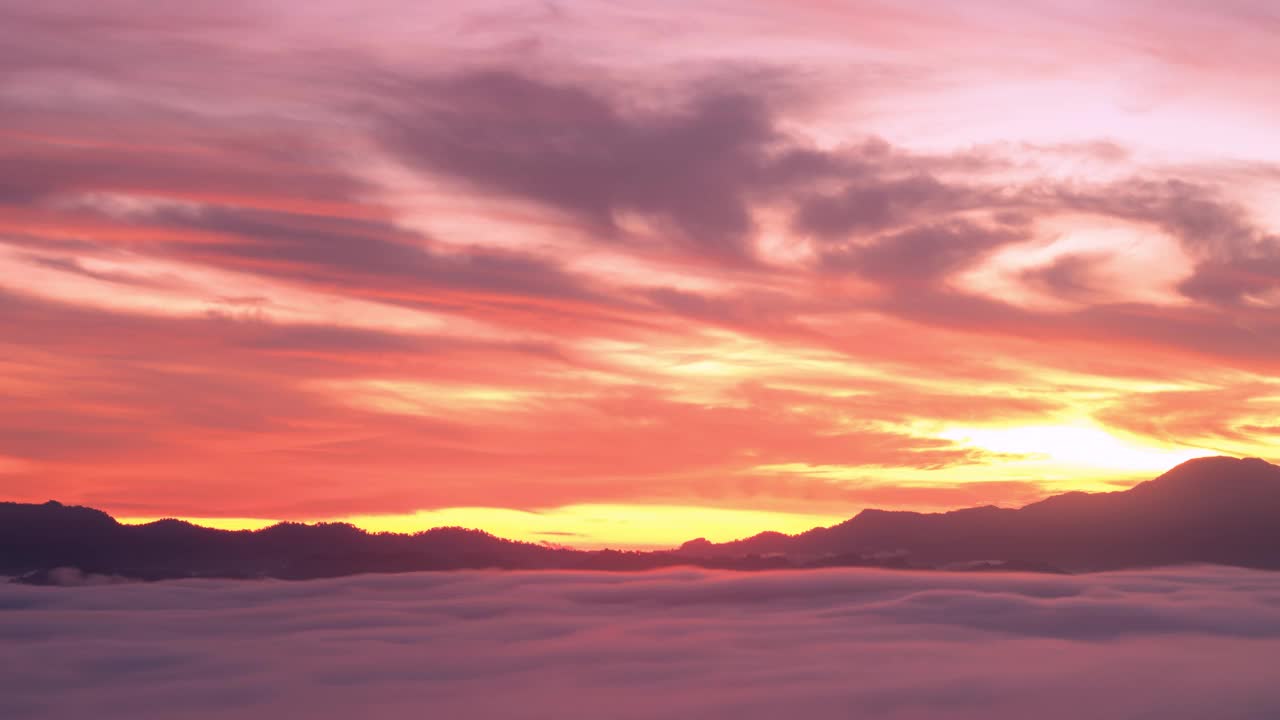 在雾蒙蒙的黄金时间早晨，在泰国著名的旅游景点山顶上，用望远镜拍摄的延时特写。视频素材