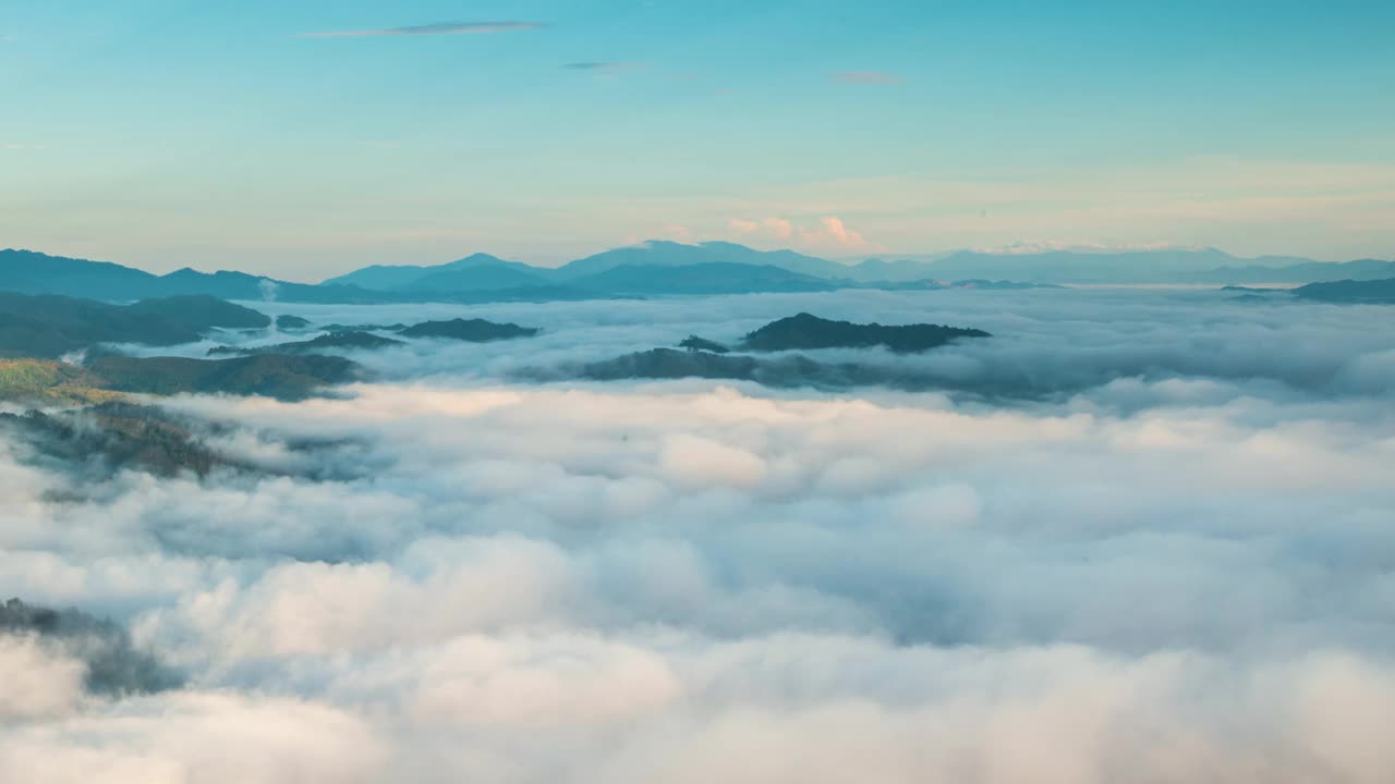 在雾蒙蒙的黄金时间早晨，在泰国著名的旅游景点山顶上，用望远镜拍摄的延时特写。视频素材