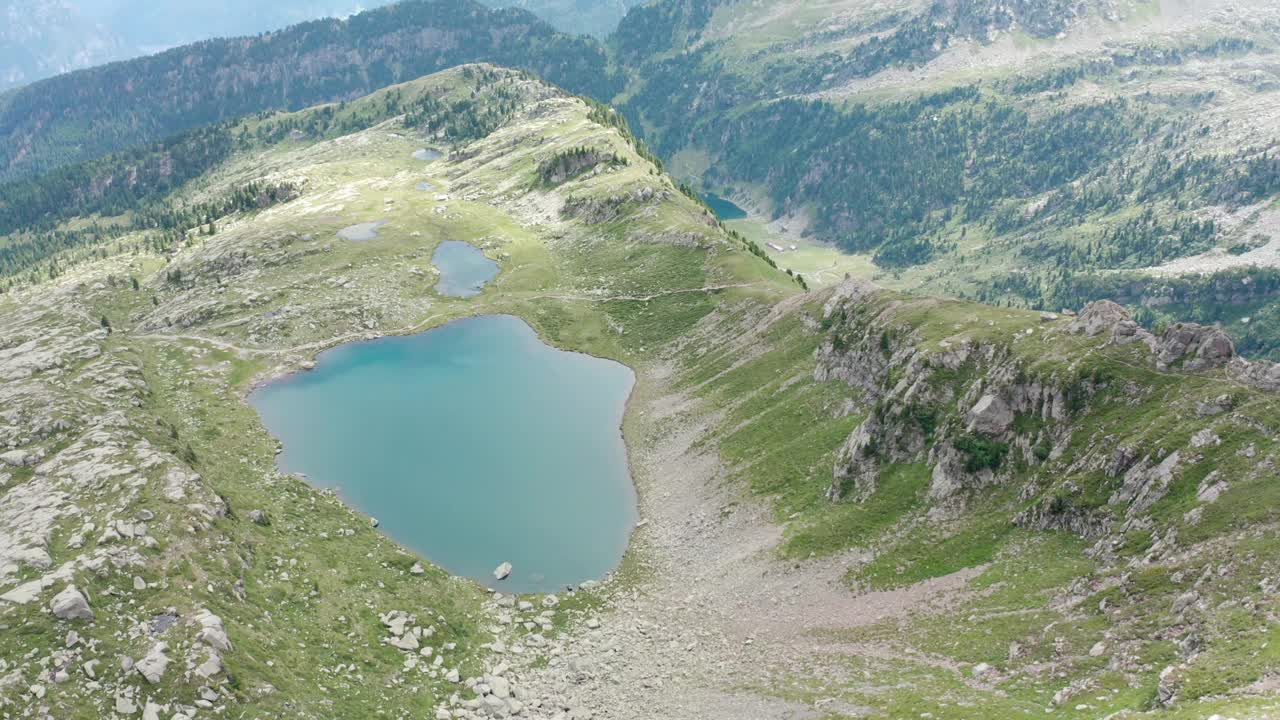 特伦蒂诺高山湖泊鸟瞰图视频素材