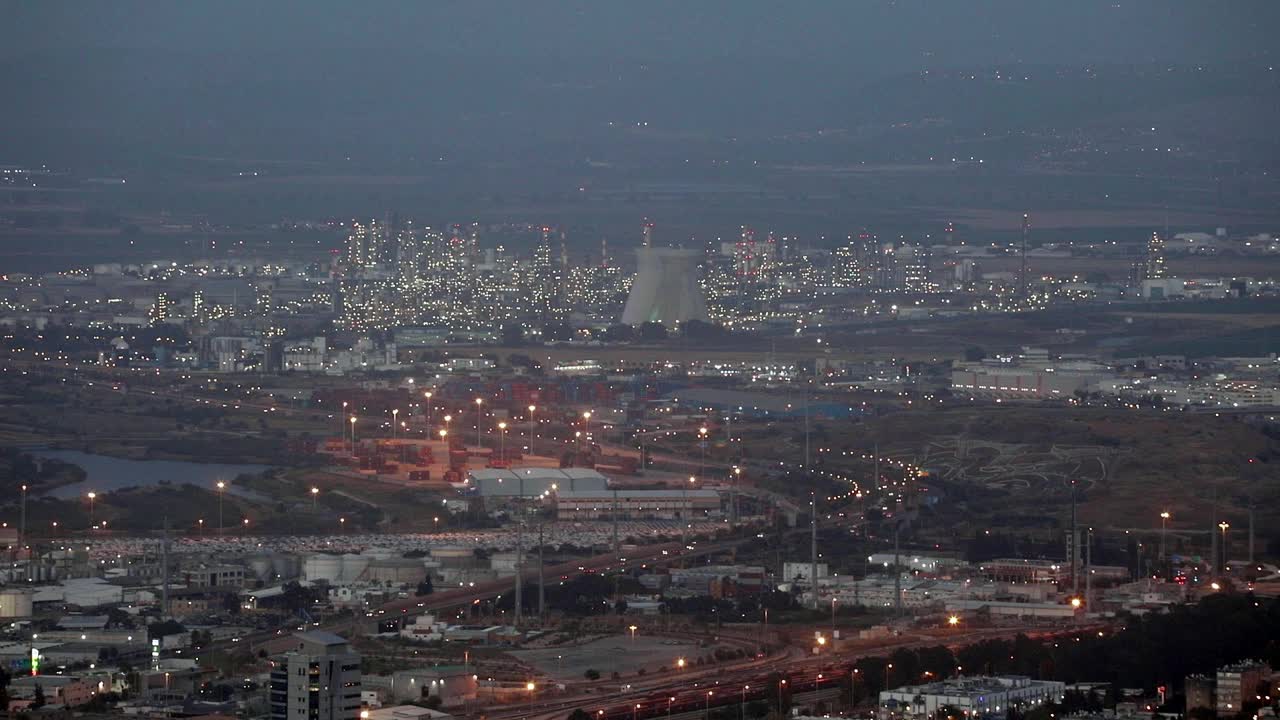 从山上俯瞰海法市美丽的夜景。以色列大港。街灯照亮了街道和城市。视频素材