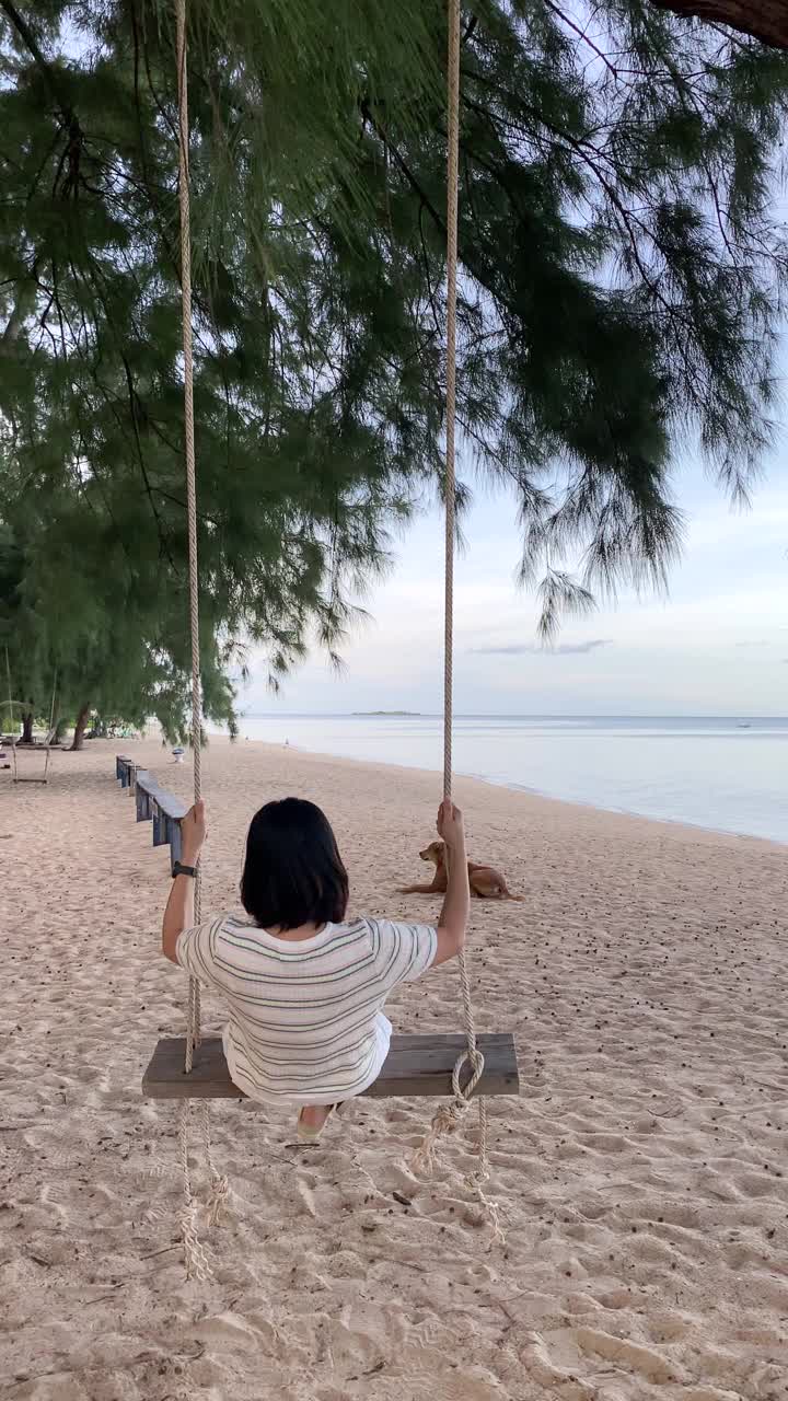 一个亚洲女人在夏天惬意地荡秋千视频素材