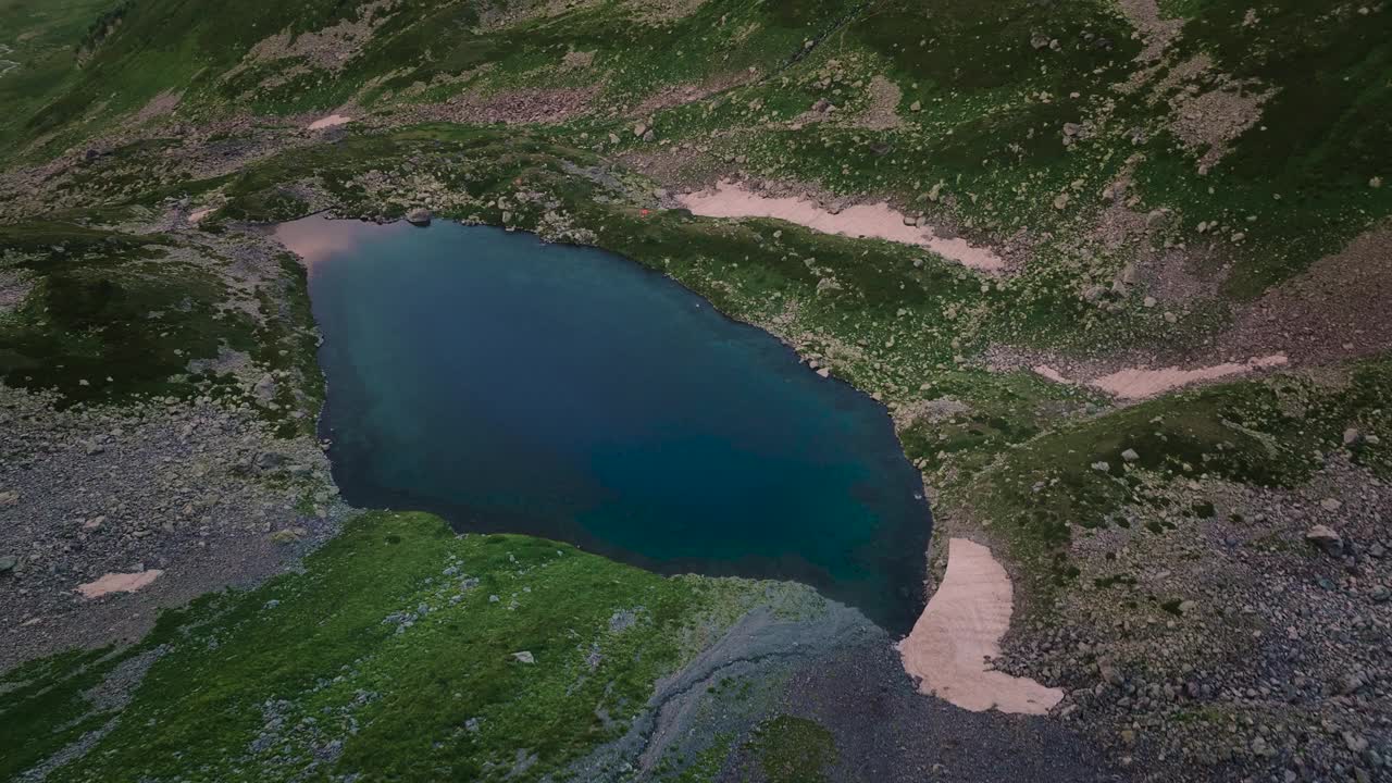 清澈的蓝色高山冰川湖在高山和岩石地形。最纯净的饮用水源视频素材