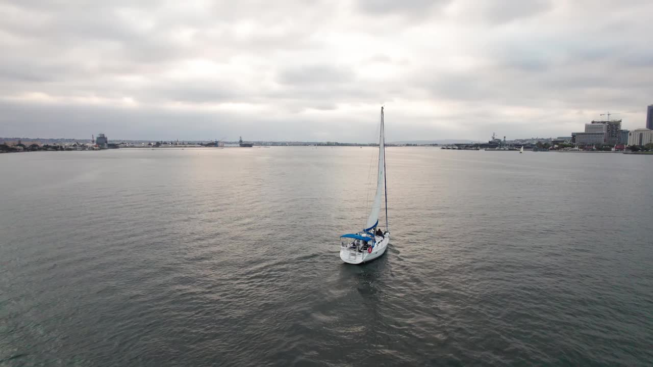 在太平洋附近的圣地亚哥海湾水域，无人机看到的帆船视频素材