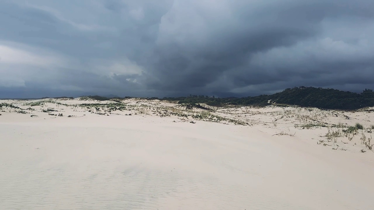 白天海滩的美丽景色视频素材