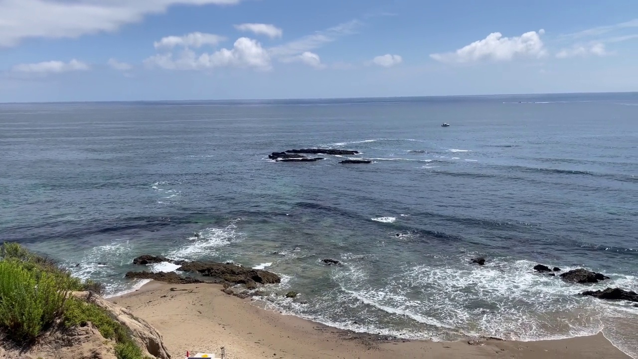 美丽的空中水晶湾海滩远景，奥兰治县，南加州视频素材