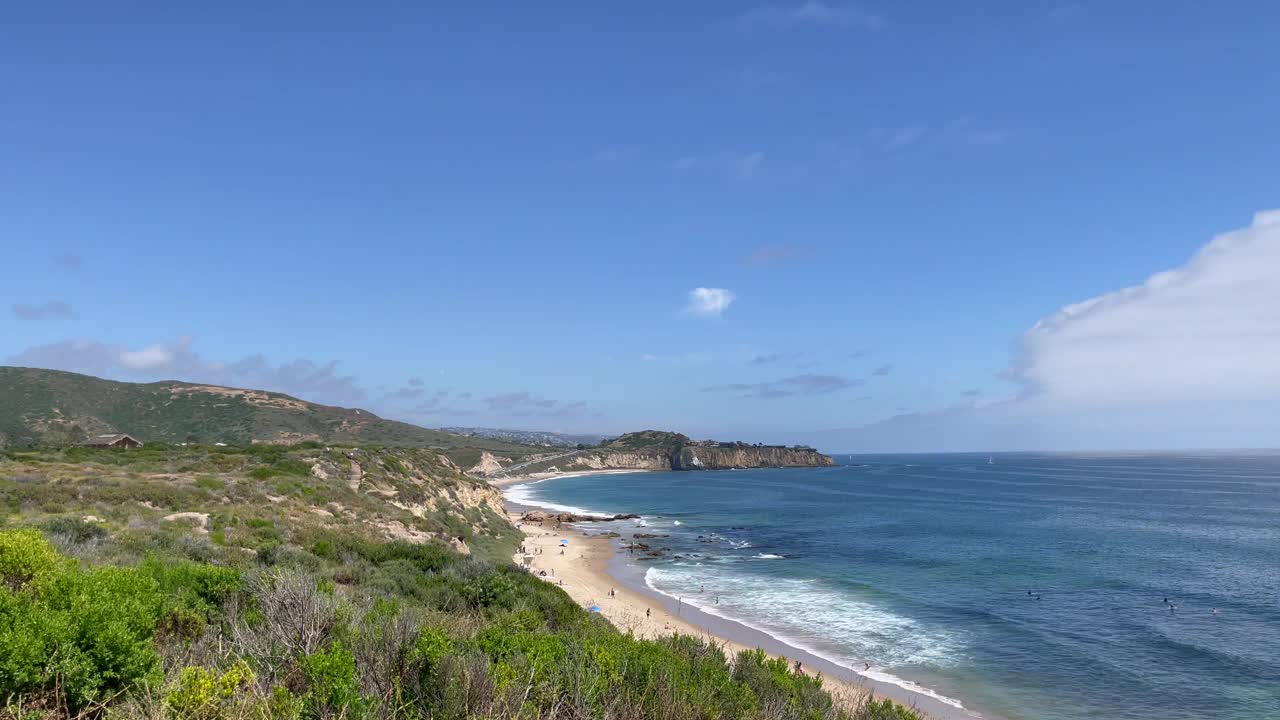 美丽的空中水晶湾海滩远景，奥兰治县，南加州视频素材