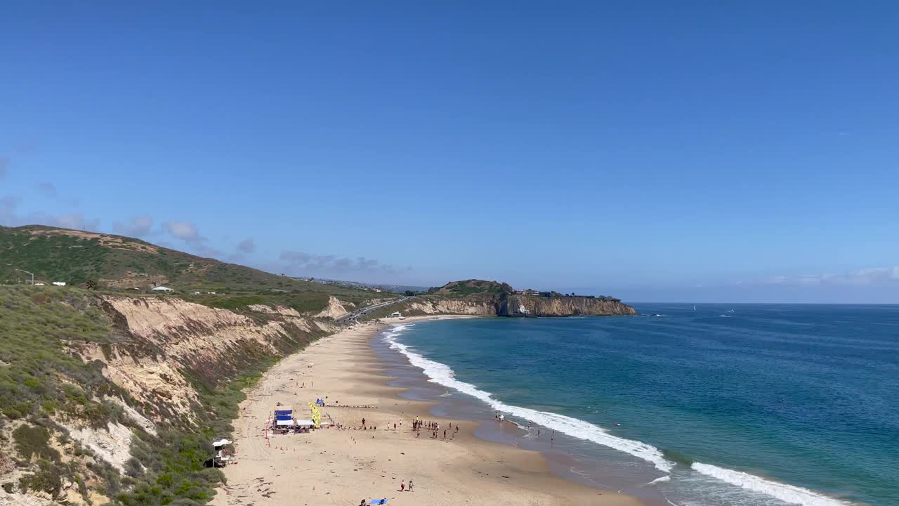 美丽的空中水晶湾海滩远景，奥兰治县，南加州视频素材