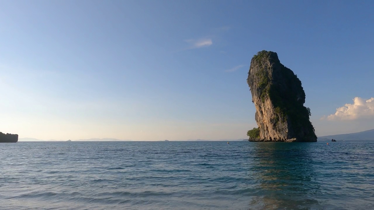 热带岛屿与海洋蓝色的海水和白色的沙滩在波达岛，泰国甲米自然景观视频素材