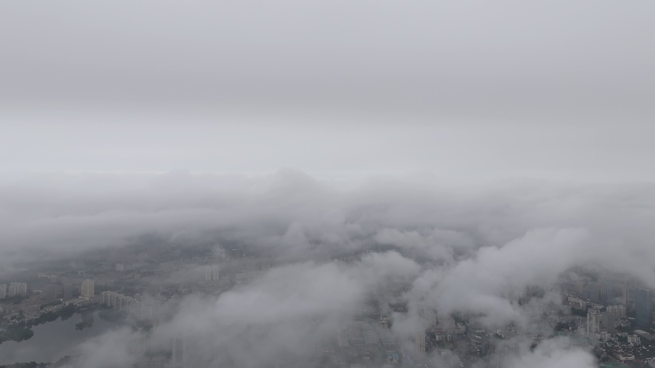 大暴雨警告下的城市鸟瞰图视频素材