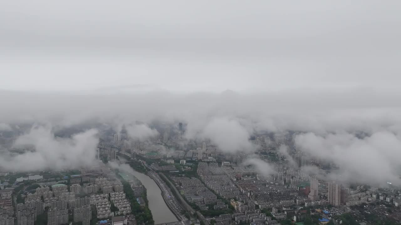 大暴雨警告下的城市鸟瞰图视频素材