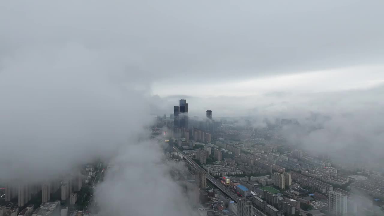 大暴雨警告下的城市鸟瞰图视频素材