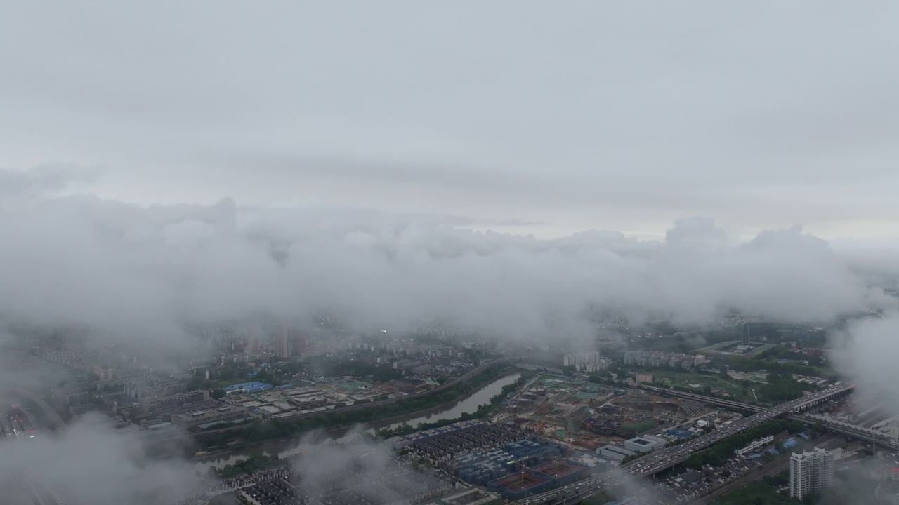 大暴雨警告下的城市鸟瞰图视频下载