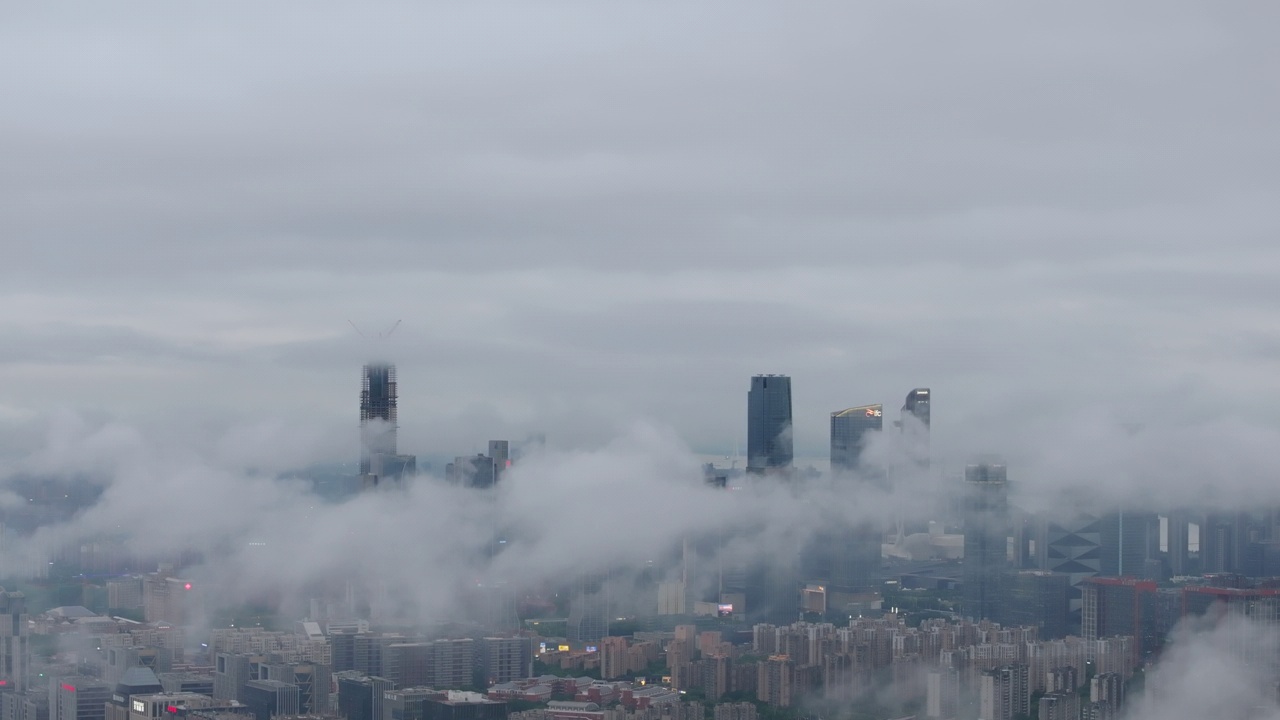 大暴雨警告下的城市鸟瞰图视频素材