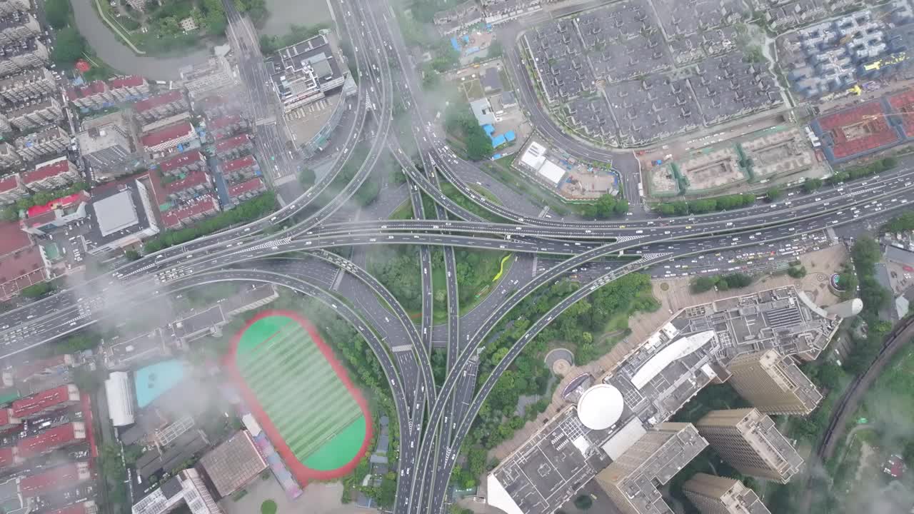 大暴雨警告下的城市鸟瞰图视频素材