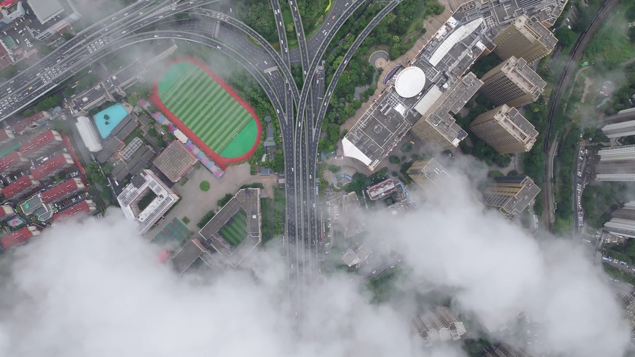 大暴雨警告下的城市鸟瞰图视频素材