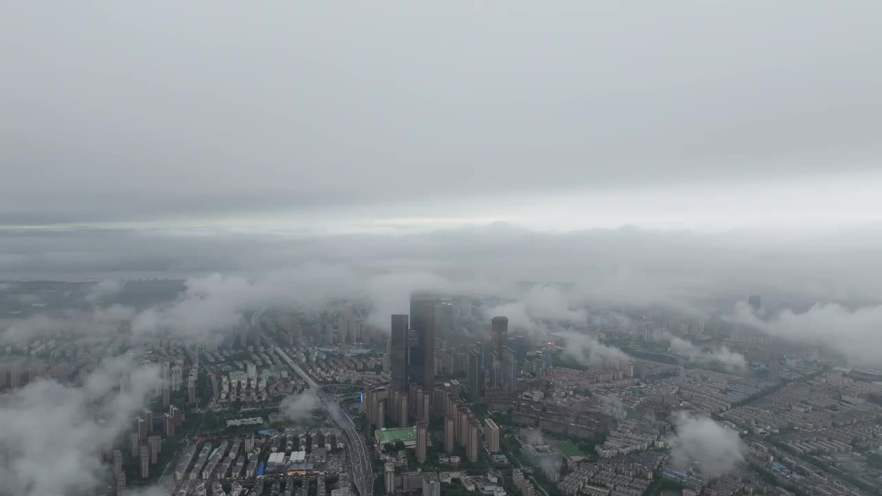 大暴雨警告下的城市鸟瞰图视频素材