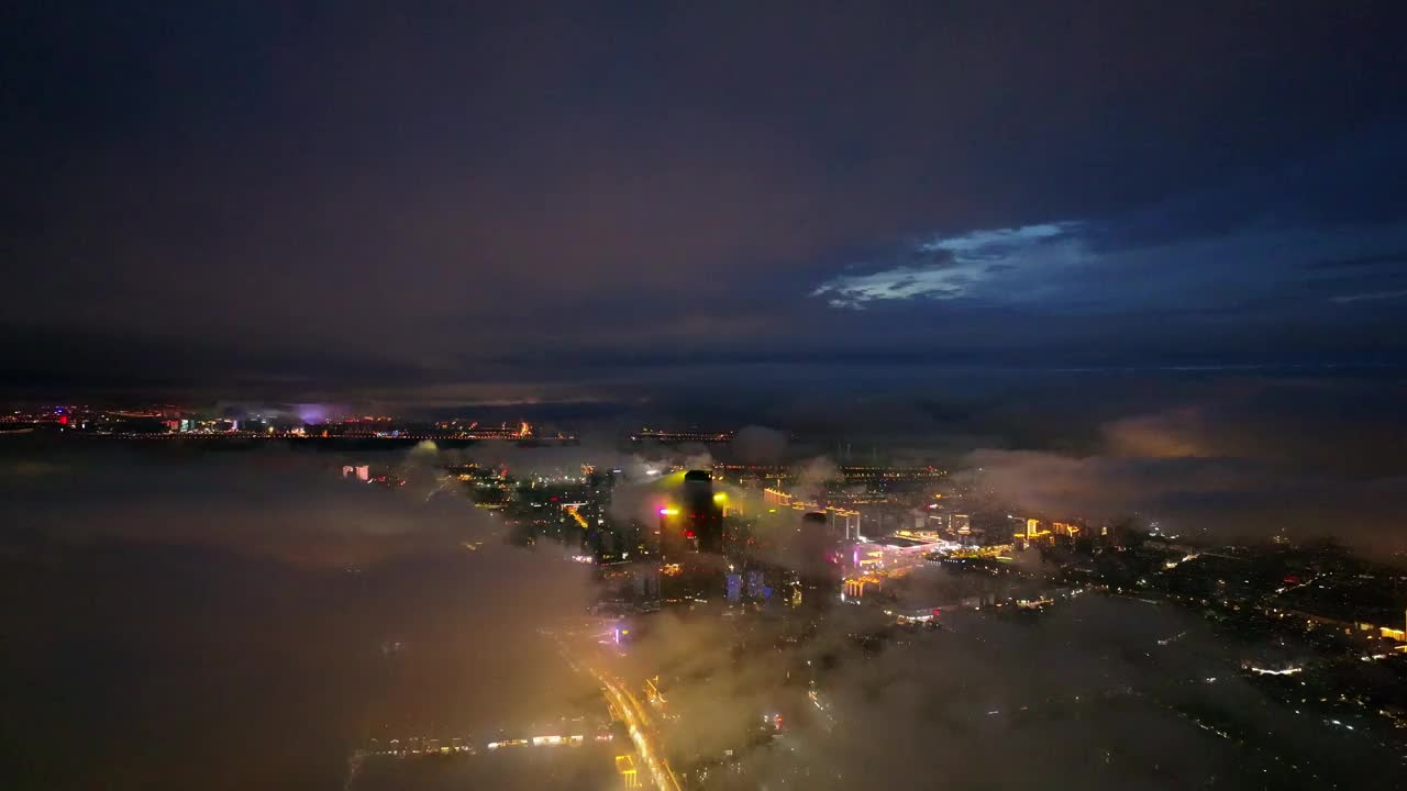 夜间大暴雨警告下的城市鸟瞰图视频素材