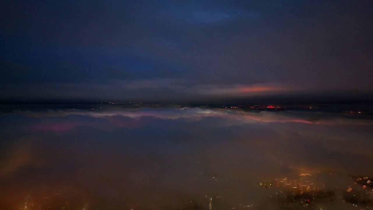 夜间大暴雨警告下的城市鸟瞰图视频素材